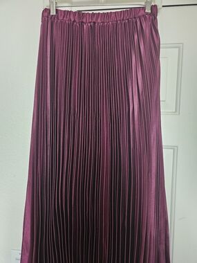 Anne Klein Burgundy Pleated Maxi Skirt in Plum. Size Large NWOT